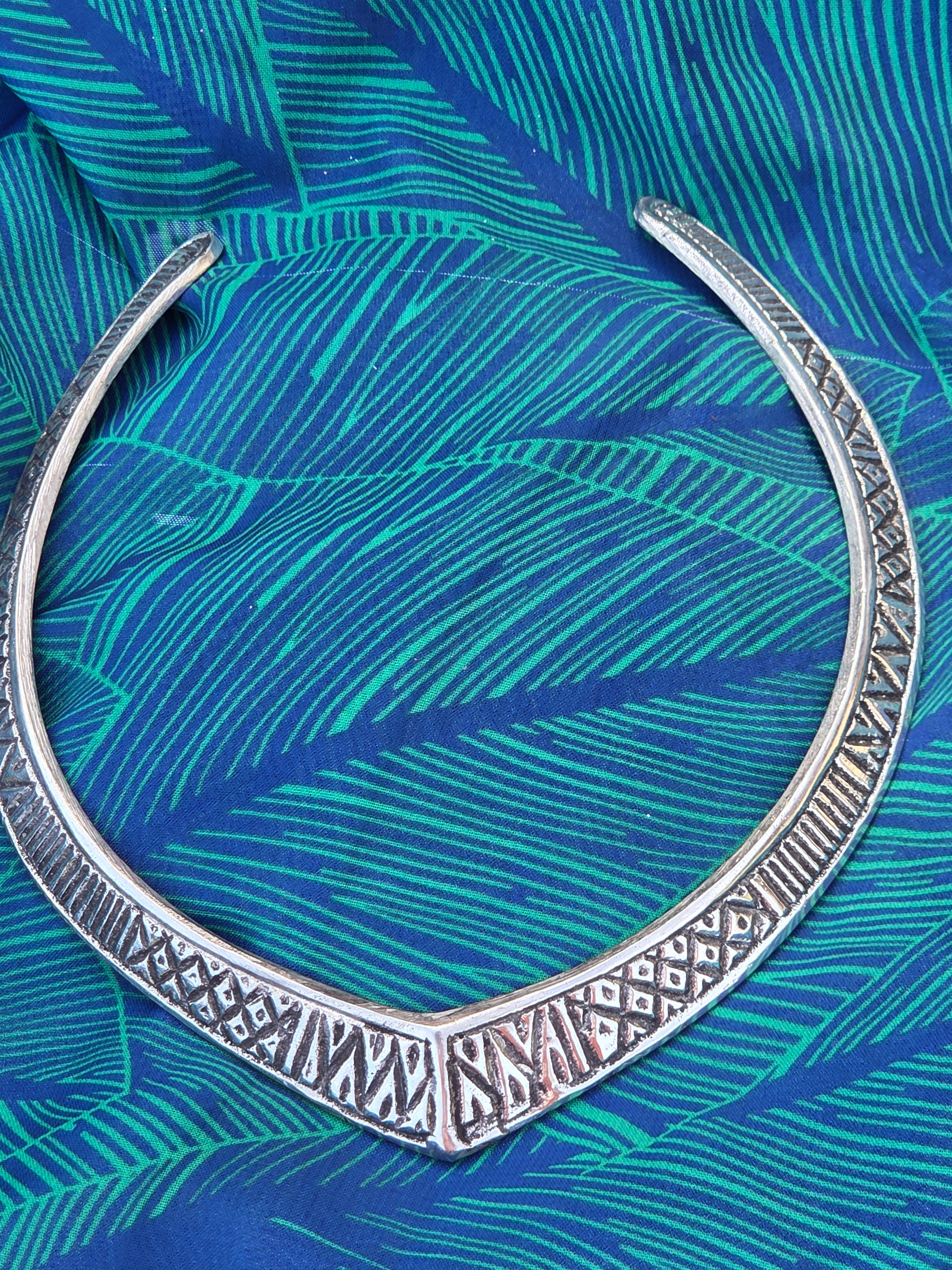 Ethnic croisé Argenté collier